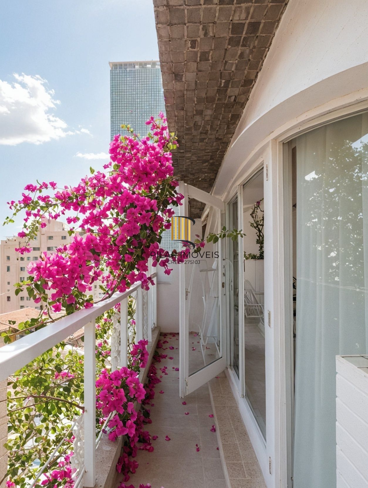 Vende-se ampla cobertura com 3 suítes, 3 vagas e 261 m² - Bela Vista