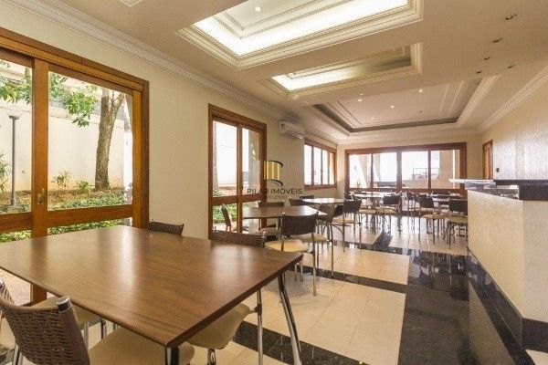 Vende-se luxuosa cobertura 329m² com 3 suítes e 3 vagas de garagem no Petrópolis