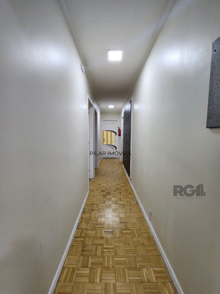 Vende-se excelente cada 3 quartos com suíte, 4 vagas, anexo comn salão de festas, podendo ser usada para fins comerciais - 255m² - Chácara das Pedras