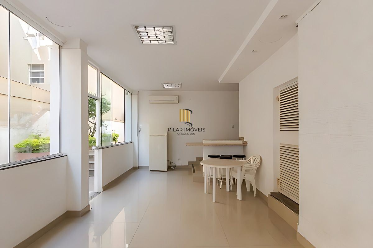 Vende-se apartamento com 2 quartos(1 suíte) e 68m² - Petrópolis