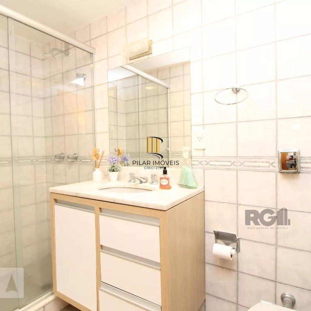 Vende-se apartamento 2 dorm c/ suite, living com sacada c/ churrasuqiera, vaga coberta - 93m² - Mont Serrat