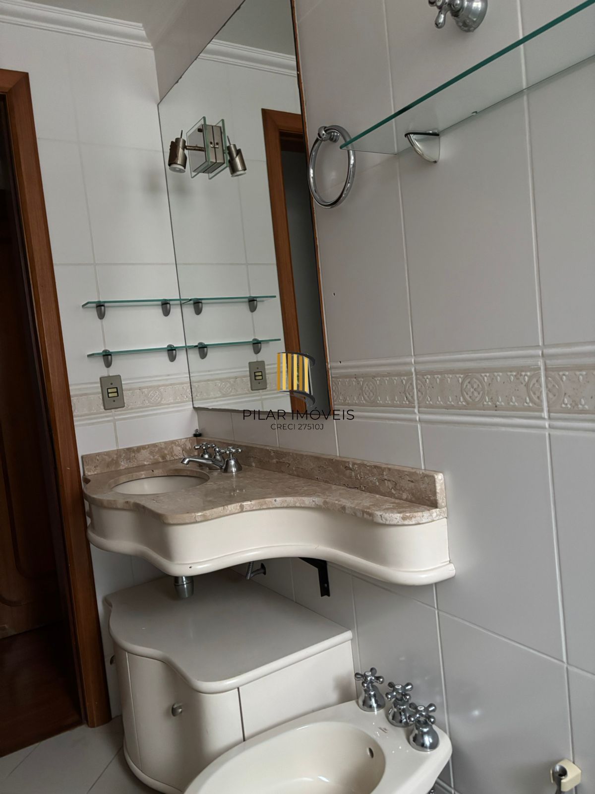 Vende-se apartamento com 3 quartos( 1 suíte), 111m² e 1 vaga – Auxiliadora