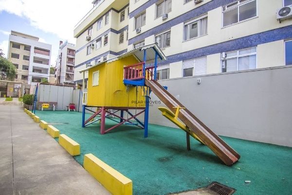 Vende-se apartamento com 2 quartos (1 suíte), 74m² e 2 vagas – Petrópolis