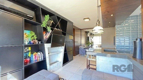 Elegante Apartamento Mobiliado com Suíte, Churrasqueira e 1 Vaga no Menino Deus - 73m²