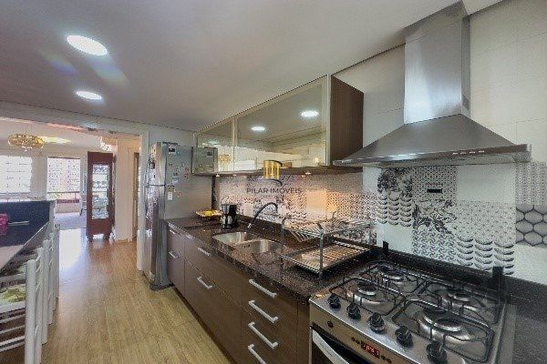 Apartamento de 3 Dormitórios com Suíte e 2 Vagas no Bairro Petrópolis - 160m²