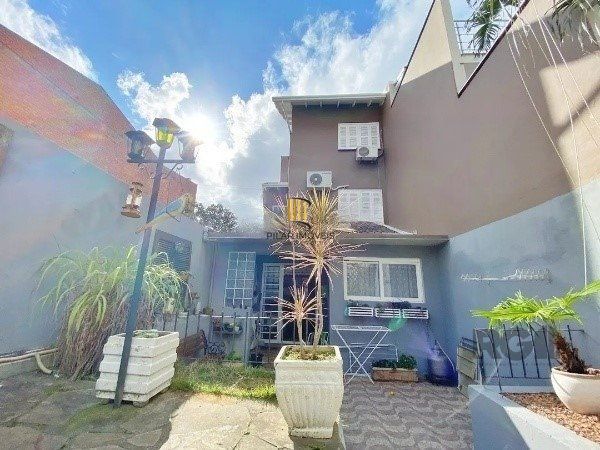 Vende-se belo sobrado com 3 quartos com suíte e 3 vagas cobertas - 182m² - Vila Ipiranga