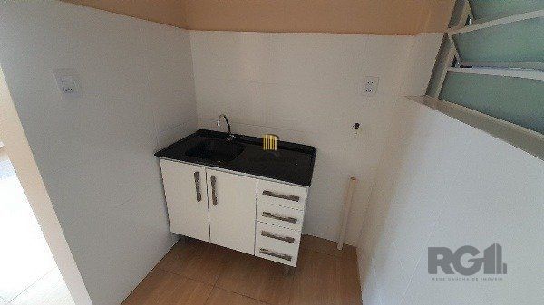 Vende-se belo Studio reformado próximo a Santa Casa, sol da manhã em andar alto - 31m² - Centro Histórico