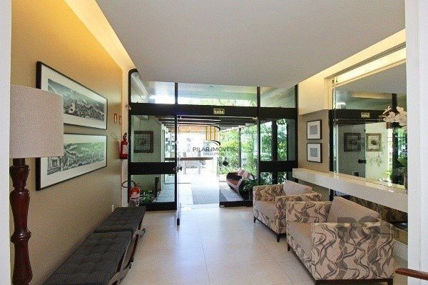 Vende-se amplo apartamento 3 quartos com suíte e 2 vagas no coração do Moinhos de vento, com 134m²