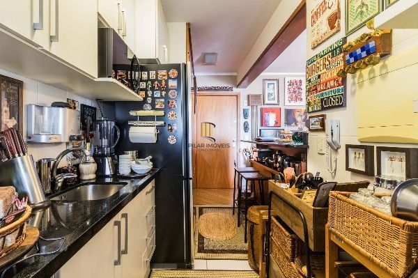 Vende-se apartamento com 2 quartos (1 suíte), 75 m² e churrasqueira - Petrópolis