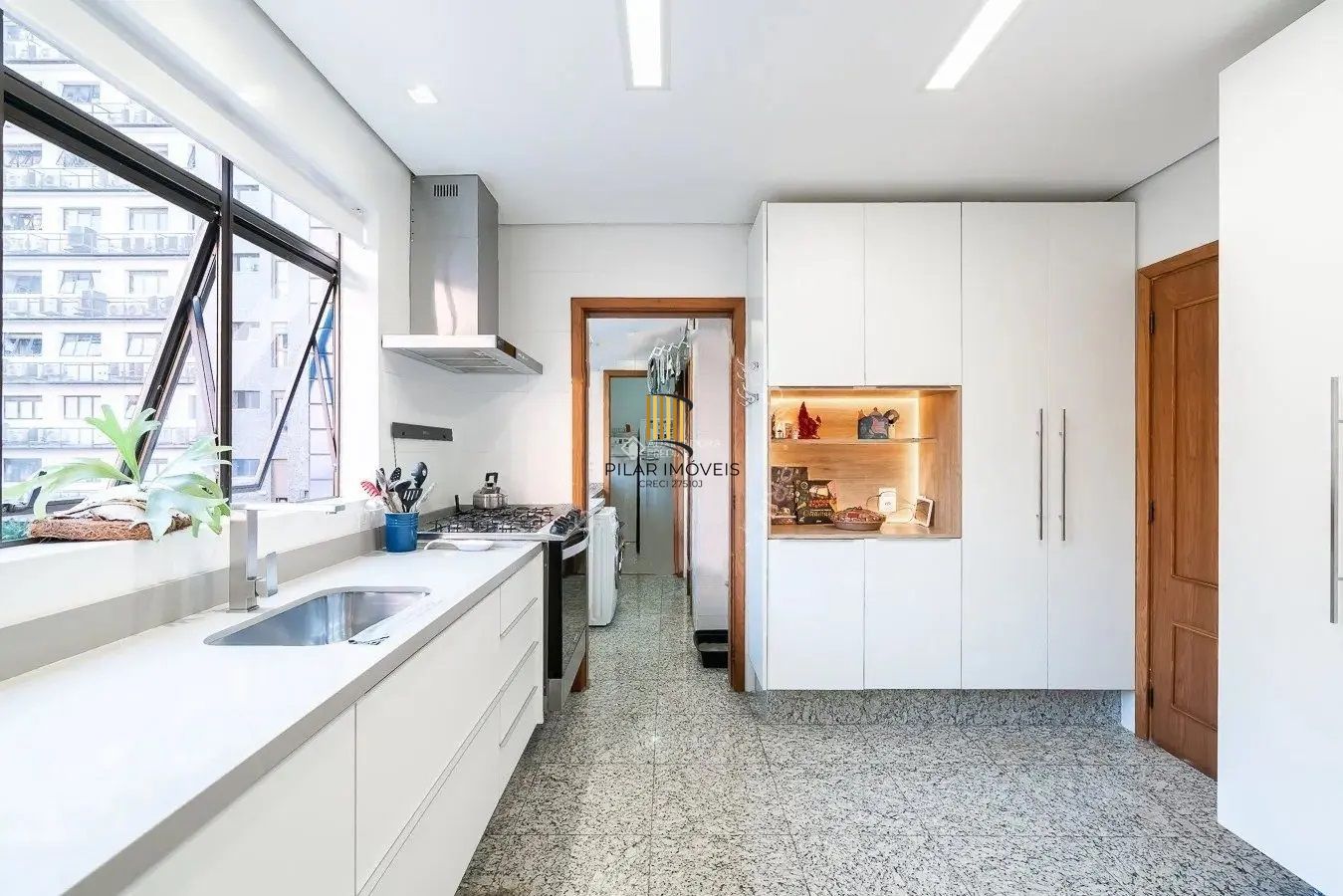 Vende-se apartamento com 3 quartos (1 suíte), 2 vagas e 171 m² -Bela Vista