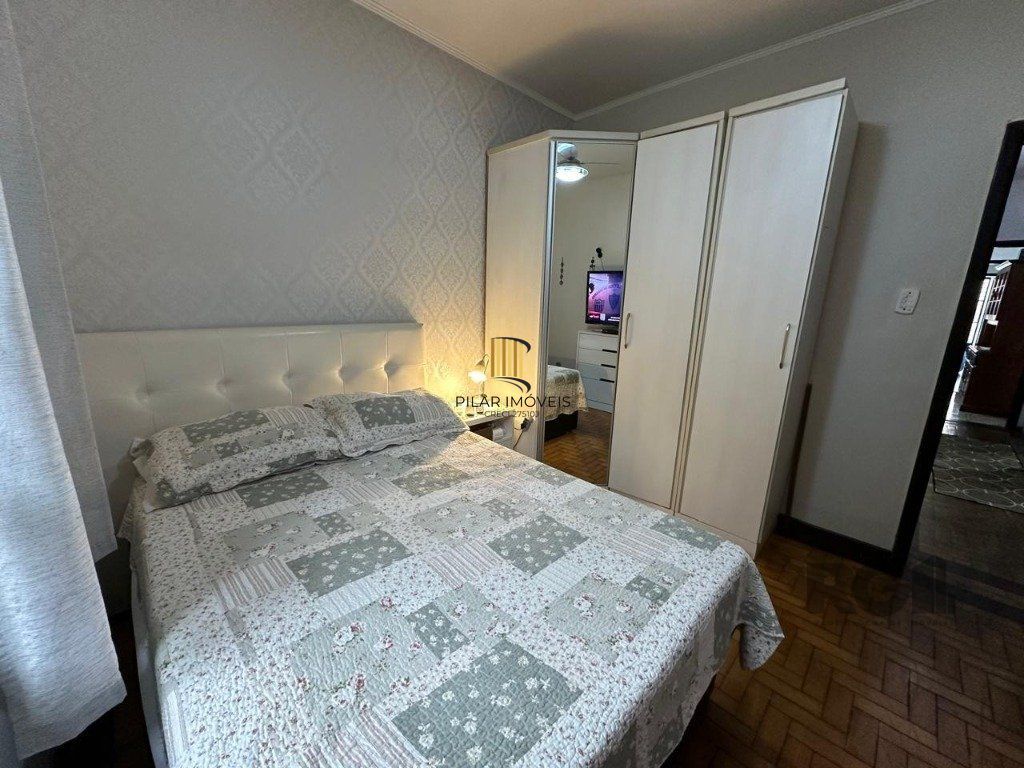 Vende-se ampla casa 3 quartos com hidro, 2 vagas, living com ladeira e salão de festas com churrasqueira - 260m² - Medianeira