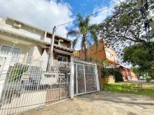 Vende-se belo sobrado com 3 quartos com suíte e 3 vagas cobertas - 182m² - Vila Ipiranga
