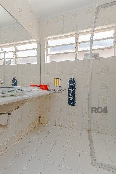 Vende-se excelente cobertura 2 quartos com suíte, 3 vagas de garagem com 156m² no Petrópolis