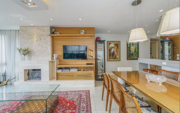 Vende-se apartamento com 3 suítes, 3 vagas e 136 m² - Petrópolis