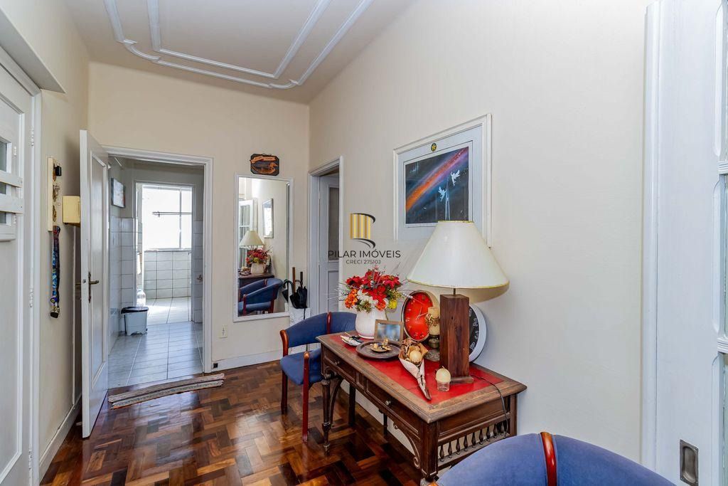 Vende-se apartamento com 2 quartos, sacada e 1 vaga – 113 m² – Moinhos de Vento