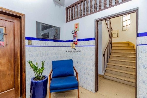 Vende-se apartamento com 2 quartos, sacada e 1 vaga – 113 m² – Moinhos de Vento