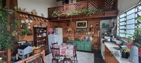 Vende-se ampla casa 6 quartos, 2 suítes, 5 vagas de garagem, churrasqueira e duas entradas individuais - 360m² - Chácara das Pedras