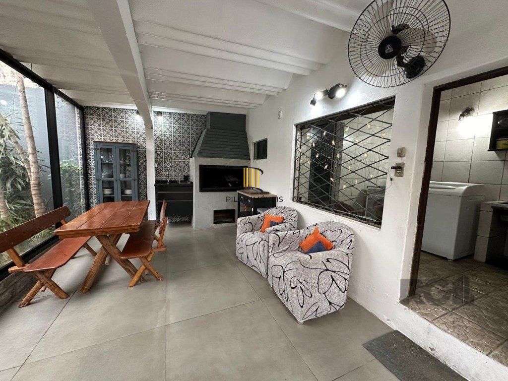 Vende-se ampla casa 3 quartos com hidro, 2 vagas, living com ladeira e salão de festas com churrasqueira - 260m² - Medianeira