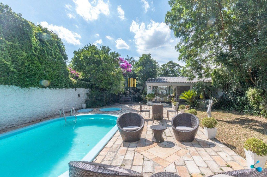 Casa para Venda - 240m², 3 dormitórios, sendo 1 suites, 3 vagas - Partenon
