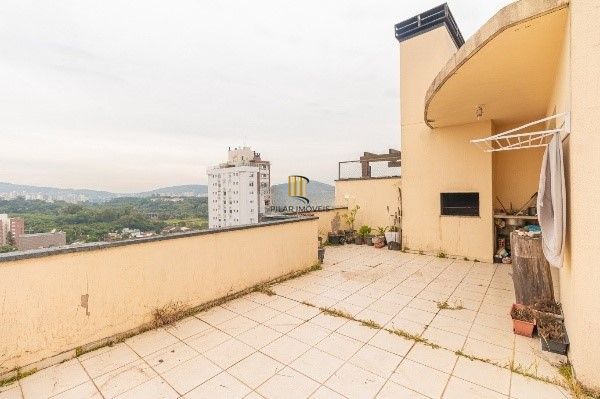 Cobertura com 3 quartos, 2 suítes e 2 vagas no Petrópolis – Vista deslumbrante!