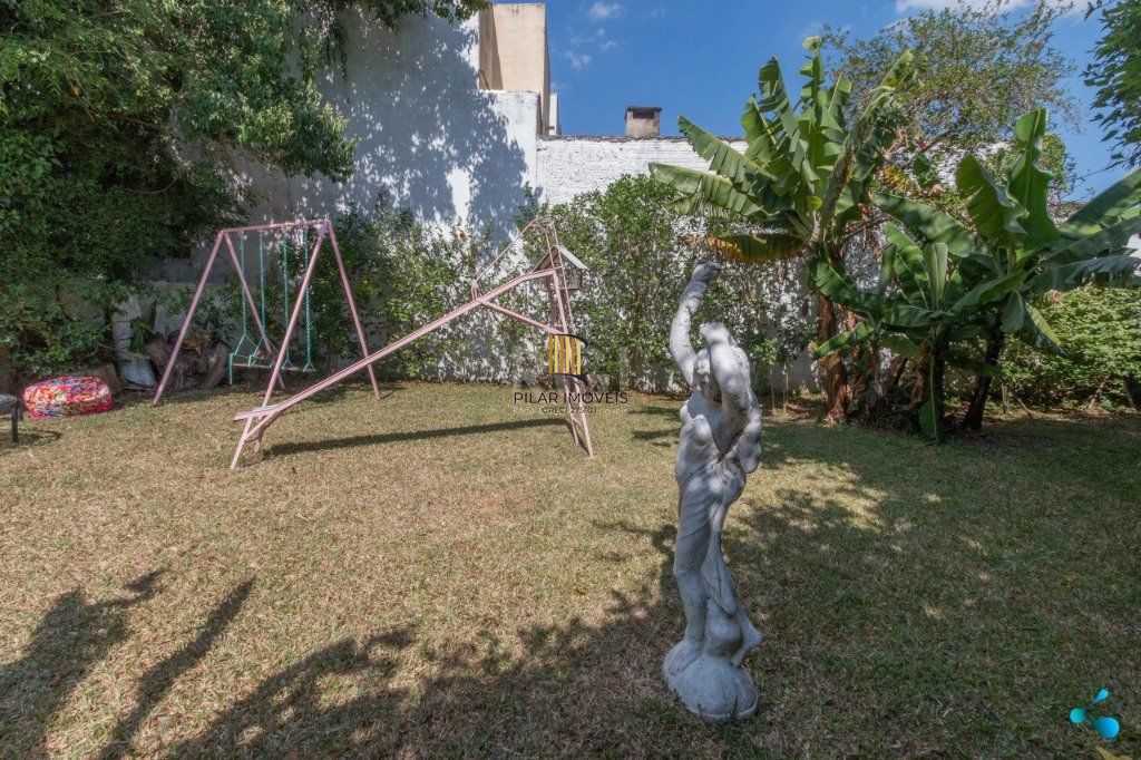 Casa para Venda - 240m², 3 dormitórios, sendo 1 suites, 3 vagas - Partenon