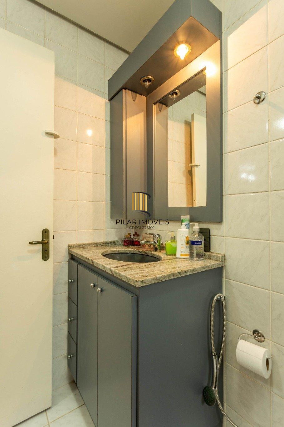 Vende-se cobertura com 3 quartos,(1 suíte) e 1 vaga – 167 m² – Bom Fim