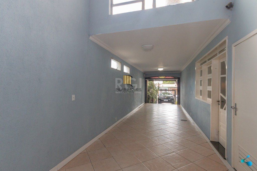 Casa para Venda - 240m², 3 dormitórios, sendo 1 suites, 3 vagas - Partenon