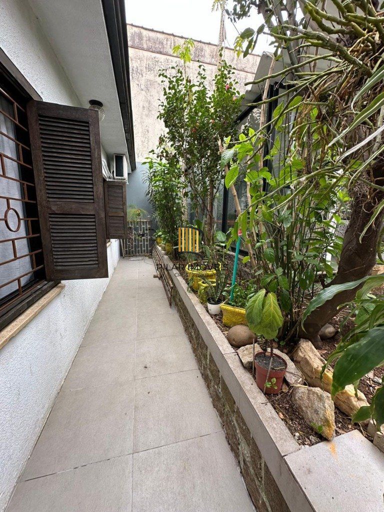 Vende-se ampla casa 3 quartos com hidro, 2 vagas, living com ladeira e salão de festas com churrasqueira - 260m² - Medianeira