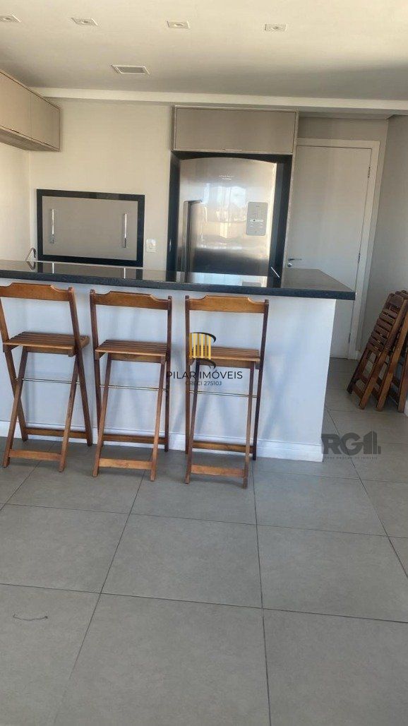 Vende-se apartamento mobiliado, 2 quartos, 1 suíte, 2 vagas - Petrópolis