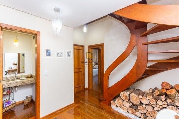 Vende-se luxuosa cobertura 329m² com 3 suítes e 3 vagas de garagem no Petrópolis