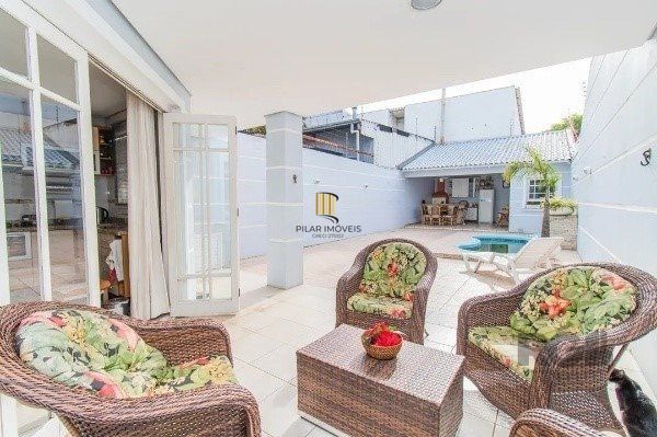 Casa  impecável com 3 quartos (1 suíte) e 2 vagas cobertas,