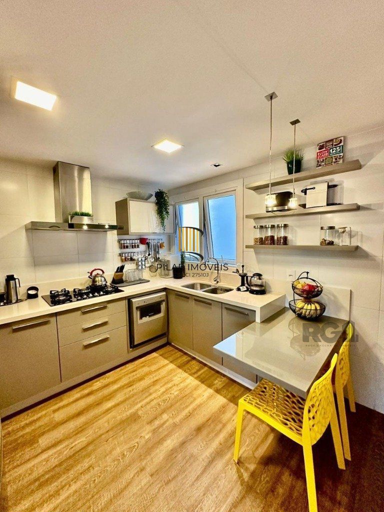 Vende-se luxuoso apartamento com 3 suítes, 2 vagas, lareira no bairro Rio Branco com 133m²