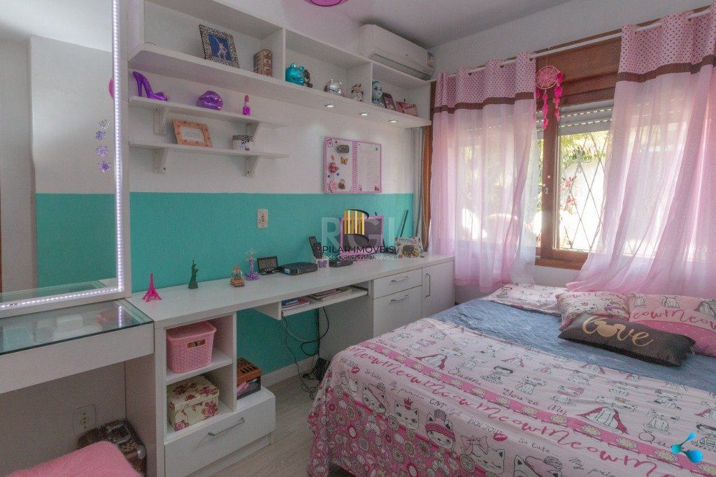 Casa para Venda - 240m², 3 dormitórios, sendo 1 suites, 3 vagas - Partenon