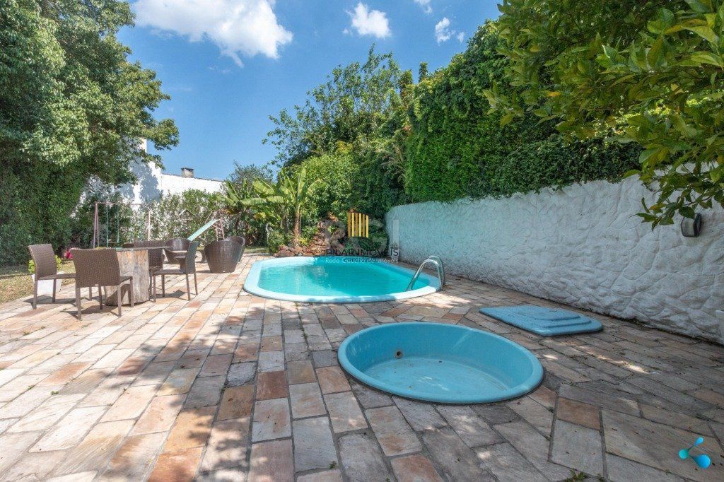 Casa para Venda - 240m², 3 dormitórios, sendo 1 suites, 3 vagas - Partenon