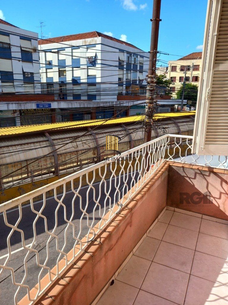 Apartamento com 4 dormitórios, com uma sacada no Bairro São João.