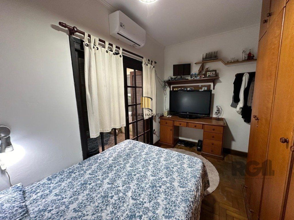 Vende-se ampla casa 3 quartos com hidro, 2 vagas, living com ladeira e salão de festas com churrasqueira - 260m² - Medianeira