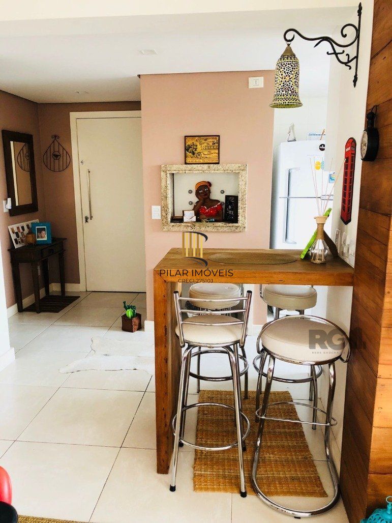 Vende-se apartamento mobiliado, 2 quartos, 1 suíte, 2 vagas - Petrópolis