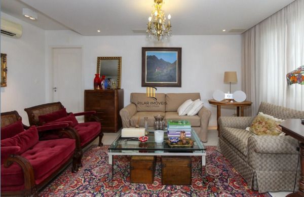 Vende-se amplo apartamento de 195m², 3 Suítes, 3 Vagas, localizado no bairro Bela Vista