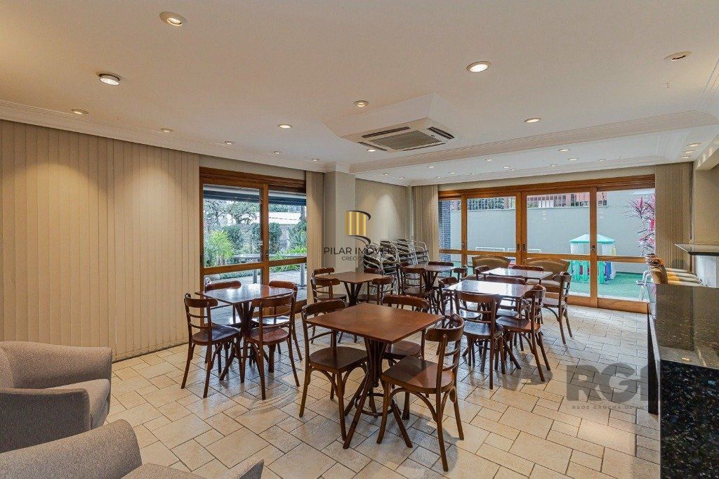 Vende-se excelente apartamento 3 quartos c/ suíte, 2 vagas, living com lareira, sacada e churrasqueira - 97m² - Auxiliadora