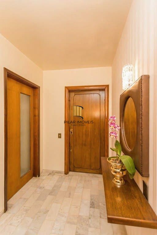 Vende-se ampla cobertura com 3 quartos (1 suíte), 283m² e 2 vagas - Petrópolis