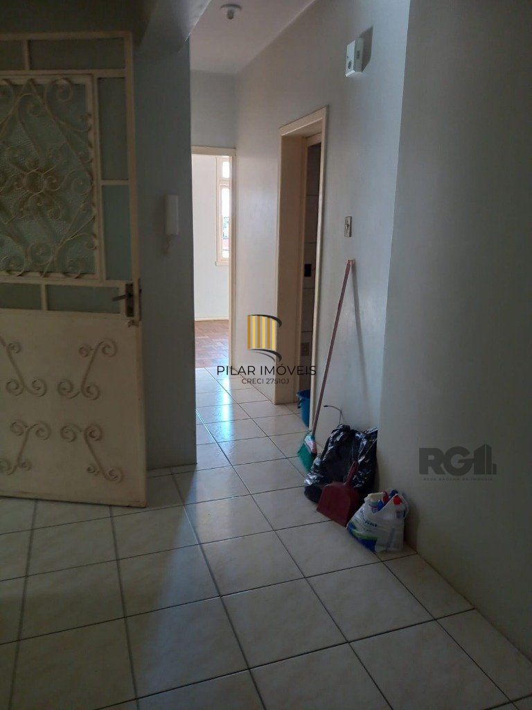 Apartamento com 4 dormitórios, com uma sacada no Bairro São João.