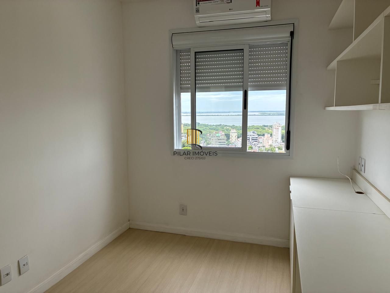 Vende-se amplo apartamento 3 quartos com suíte e 2 vagas no Menino Deus  - 158,4m²