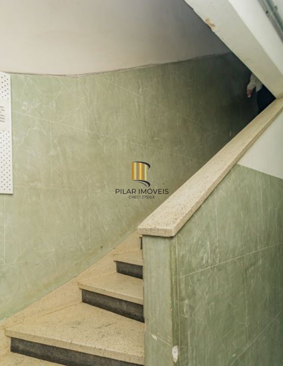 Vende-se apartamento com 3 quartos, 87m² e sacada - Petrópolis
