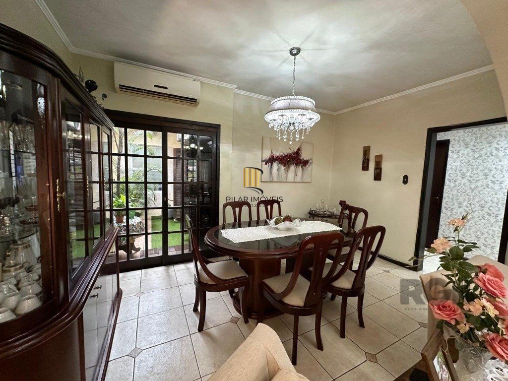 Vende-se ampla casa 3 quartos com hidro, 2 vagas, living com ladeira e salão de festas com churrasqueira - 260m² - Medianeira