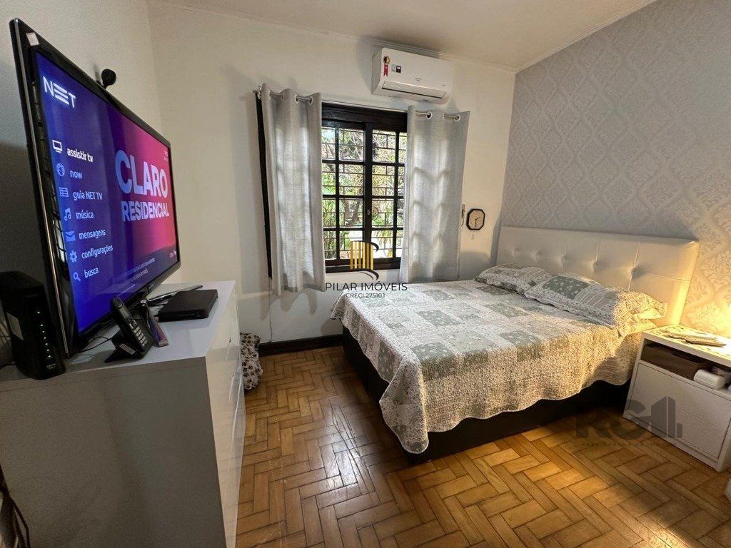 Vende-se ampla casa 3 quartos com hidro, 2 vagas, living com ladeira e salão de festas com churrasqueira - 260m² - Medianeira