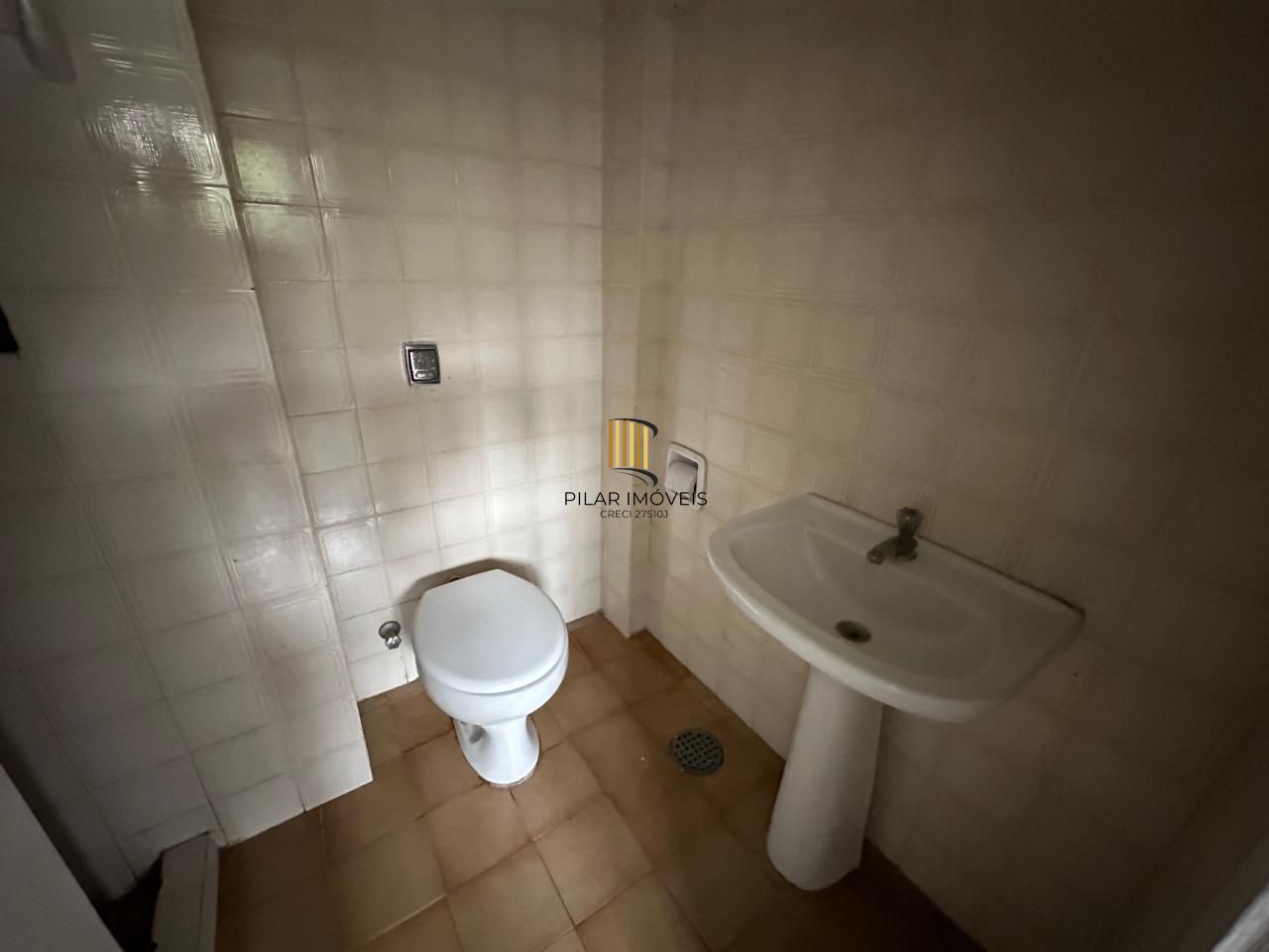 Vende-se cobertura com 2 quartos(2 suítes), piscina, 2 vagas e 235 m² – Mont`Serrat