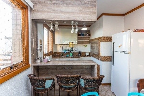 Vende-se luxuosa cobertura 329m² com 3 suítes e 3 vagas de garagem no Petrópolis