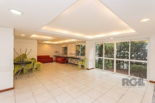 Apartamento de 2 dormitórios, 1 suíte e 1 vaga de garagem coberta e escriturada no bairro Floresta