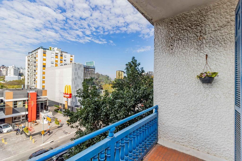 Vende-se apartamento com 2 quartos, sacada e 1 vaga – 113 m² – Moinhos de Vento