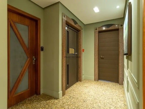 Vende-se amplo apartamento luxuoso 3 suítes e 3 vagas, hidro, mobiliado, dependência completa - 221m² - Bela Vista